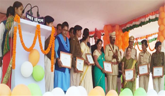 लायनेस सदस्य वर्षा  को पुलिस अधीक्षक ने किया सम्मानित