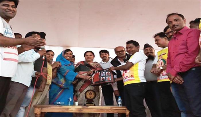 विधायक के हाथों ट्रॉफी पाकर खिले चेहरे