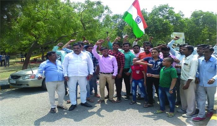 आरक्षण का विरोध व सर्वोच्च न्यायालय के समर्थन में किया प्रदर्शन