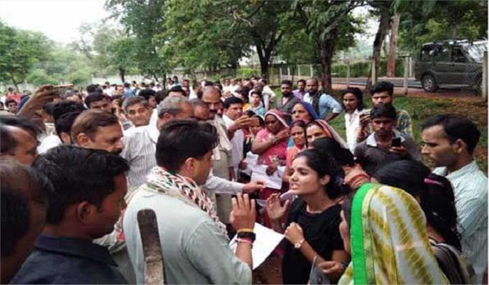 आरक्षण का विरोध करने वाले लोगों ने ज्योतिरादित्य सिंधिया का किया घेराव आरक्षण का विरोध करने वाले लोगों ने ज्योतिरादित्य सिंधिया का किया घेराव