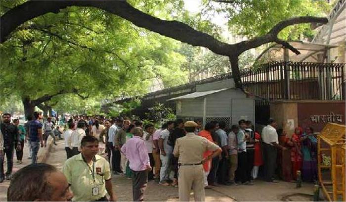 200 रूपये का नया नोट जारी, लंबी कतारों में लगे लोग 