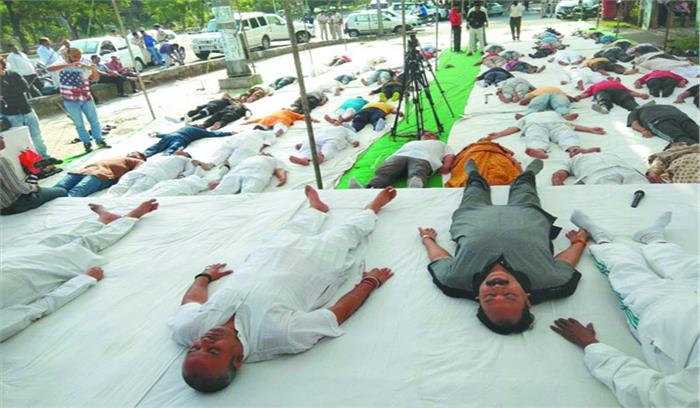 शवासन कर मृतक किसानों को दी श्रद्धांजलि