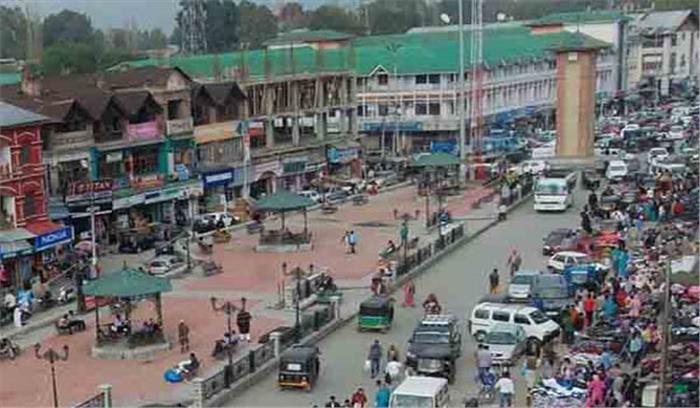 विरोध प्रदर्शन के दो दिनों के बाद कश्मीर में जनजीवन पटरी पर लौटा