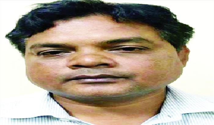 रिटायर व अनुपस्थित कर्मियों का वेतन जमा कराता था अपने खाते में रिटायर व अनुपस्थित कर्मियों का वेतन जमा कराता था अपने खाते में