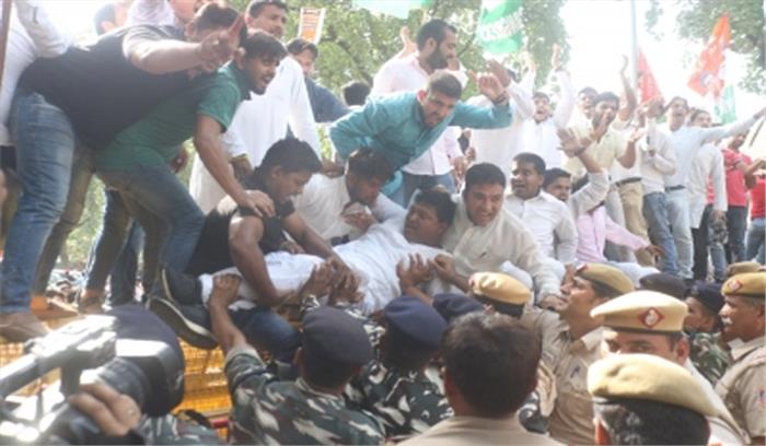 प्रतिशोध की राजनीति के खिलाफ युवक कांग्रेस का प्रदर्शन