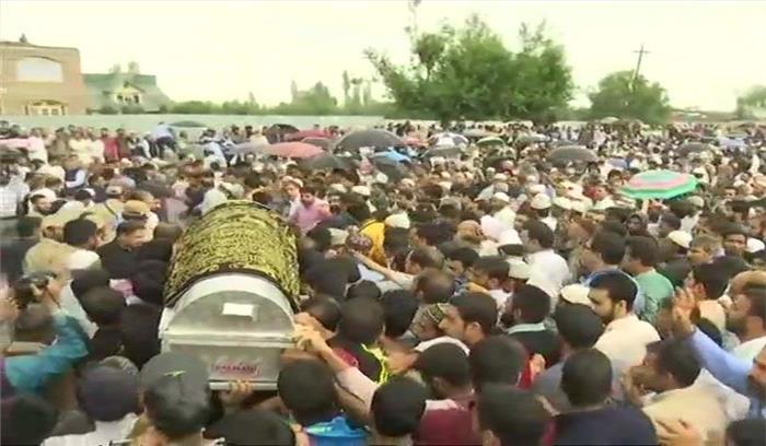 नम आंखों से कश्मीर वासियों ने दी शुजात बुखारी को अंतिम विदाई नम आंखों से कश्मीर वासियों ने दी शुजात बुखारी को अंतिम विदाई