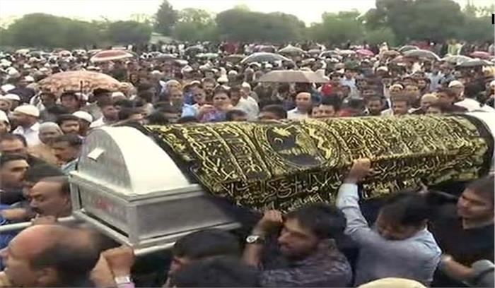 जन सैलाब के बीच सुपुर्द-ए-खाक हुए शुजात बुखारी जन सैलाब के बीच सुपुर्द-ए-खाक हुए शुजात बुखारी