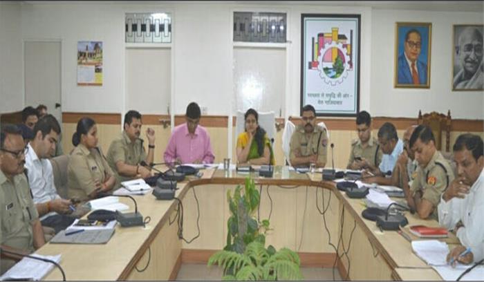 जिलाधिकारी ने परीक्षा को नकलविहीन संपन्न कराने के दिए निर्देश