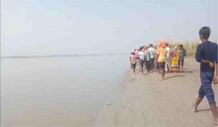 घाघरा में नाव पलटने से 18 डूबे, चार लापता