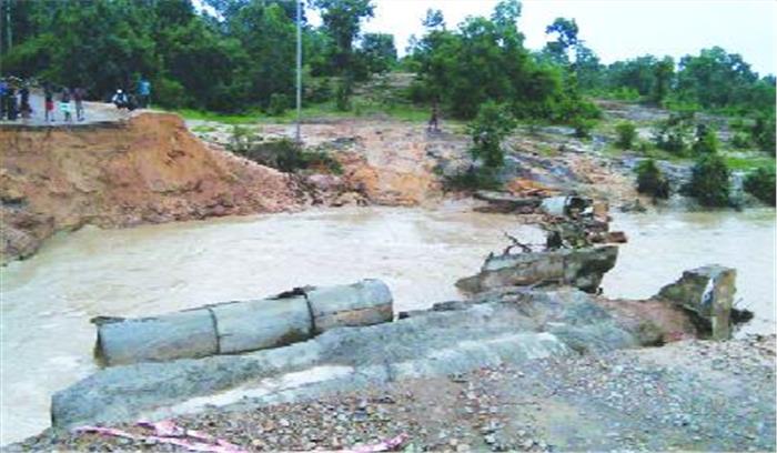 अटेम नदी पर बना अस्थायी पुल बहा अम्बिकापुर-बिलासपुर मार्ग बंद