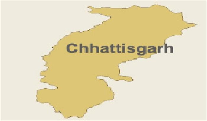 सड़क में जानलेवा गड्ढा, गिरने से गम्भीर हादसे का खतरा