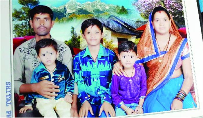 तेज रफ्तार ट्रक ने बाइक सवार परिवार को रौंदा 3 की मौत, 1 घायल तेज रफ्तार ट्रक ने बाइक सवार परिवार को रौंदा 3 की मौत, 1 घायल