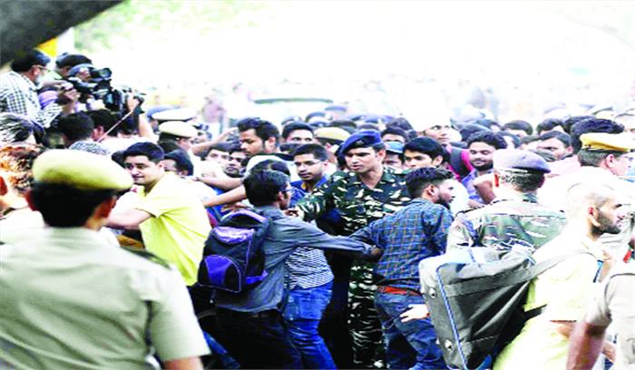 सड़क पर एसएससी परीक्षार्थी सरकार के खिलाफ उग्र प्रदर्शन