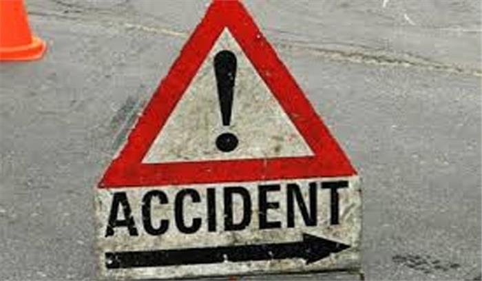  उत्तर प्रदेश :ट्रक ने बस को टक्कर मारी,4 की मौत