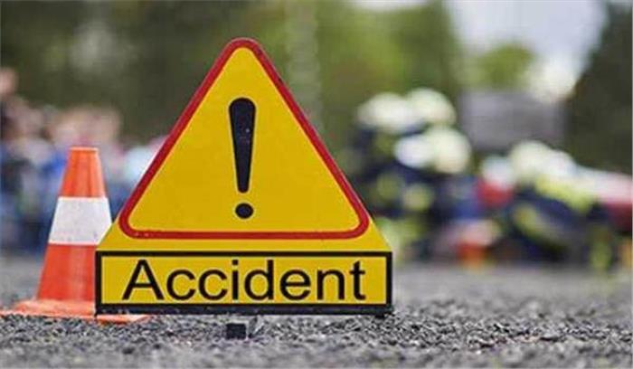  उत्तर प्रदेश: सड़क दुर्घटना में तीन की मौत, छह घायल