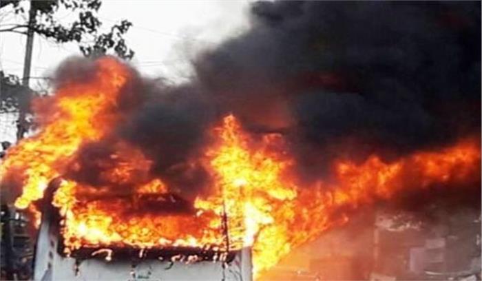  जौनपुर में सड़क दुर्घटना में लगी आग ,मची अफरातफरी