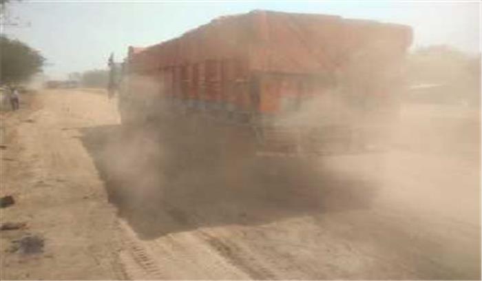 सड़क की धूल से परेशान ग्रामीणों ने आवागमन रोका