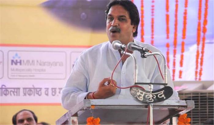 मंत्री राजेश मूणत ने धीमी गति से काम पर अधिकारियों को लगाई फटकार