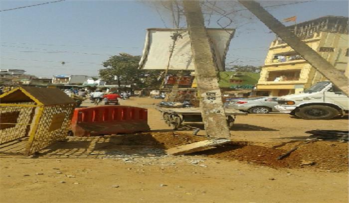 पिकअप टे्रक्टर में भिडं़त, बिजली पोल टूटा