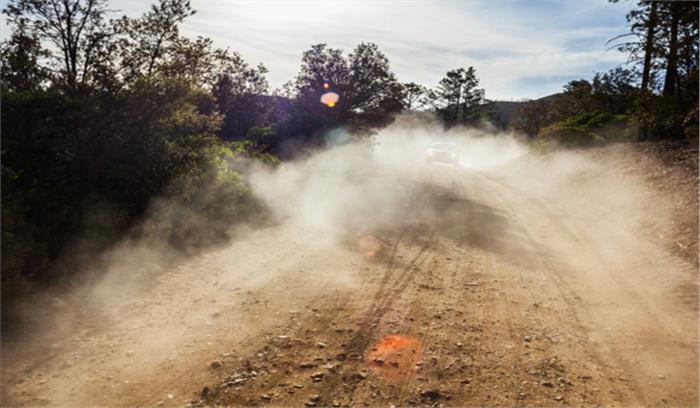 सड़क में डाल दी मिट्टी, धूल से बढ़ी परेशानी