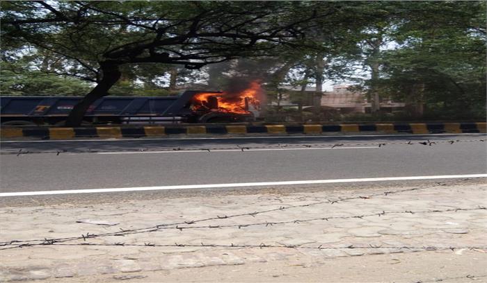 चलते डंपर में लगी आग, चालक ने कूद कर बचाई जान