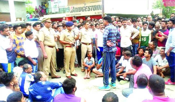 बीच सड़क पर जिम ट्रेनर का शव रख किया हंगामा