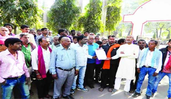 सड़क बनाने ले ली जमीन,नहीं दिया मुआवजा