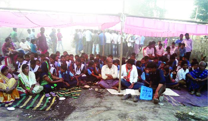 बदहाल सड़क को लेकर ग्रामीणों ने किया चक्काजाम