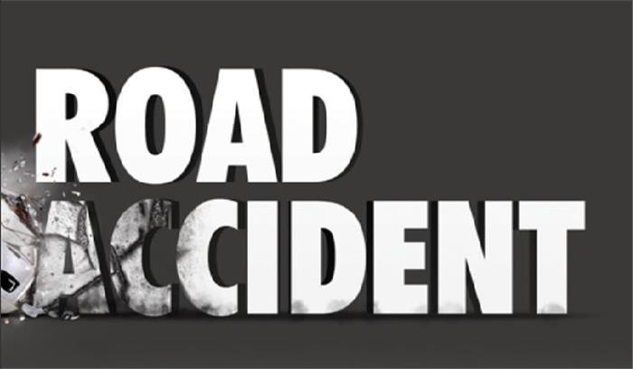 बीच सड़क पर पलटा ट्रक