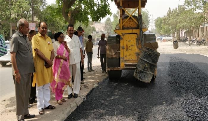 सड़कों को गड्ढ़ा मुक्त को लेकर सड़क बनाने का काम हुआ शुरू