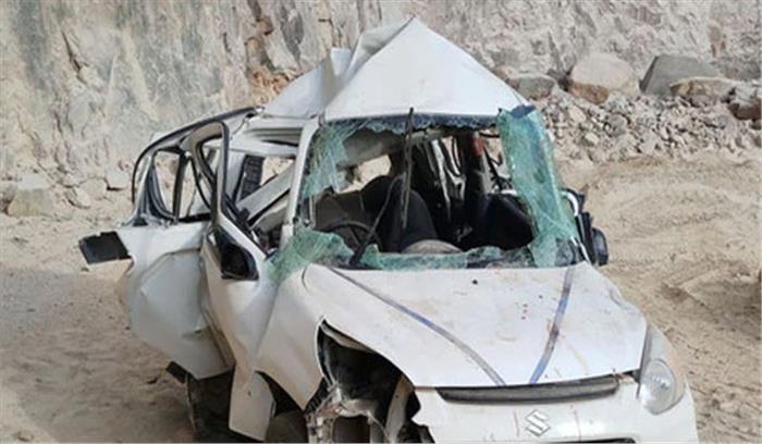 उप्र :महोबा में कार गहरी खदान में गिरी,दो लोगों की मौत