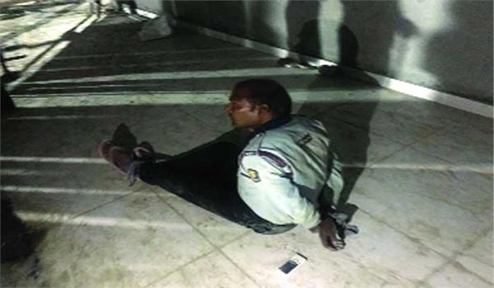 गार्ड को बंधक बनाकर 7.50 लाख की डकैती