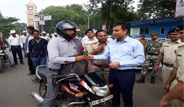 नियमों के पालन करने वालों को फूल देकर सम्मान किया गया