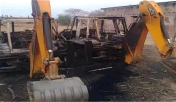 बिहार में नक्सलियों ने तीन जेसीबी और एक ट्रैक्टर में लगाई आग