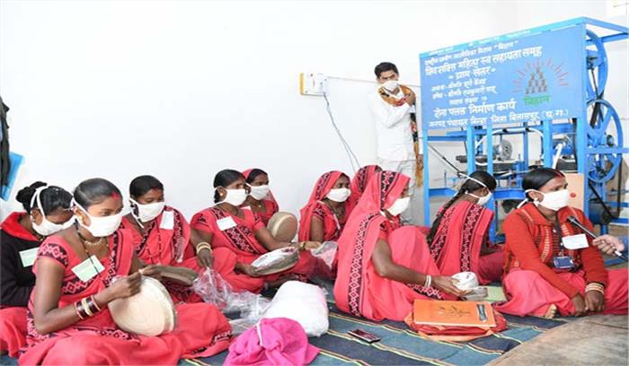 ग्रामीण आजीविका के केन्द्र बन रहे हैं गौठान आत्मनिर्भरता की ओर अग्रसर महिलाएं