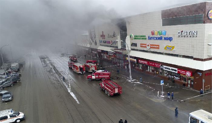  रूस के शॉपिंग सेंटर में लगी आग में 13 बच्चों के शवों की पहचान हुई