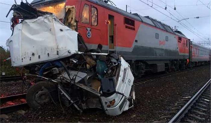 रूस: रेलगाड़ी और बस की टक्कर में 19 की मौत