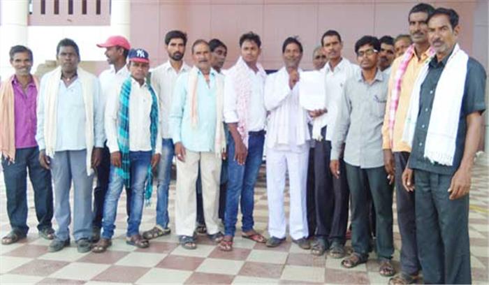 सूखा राहत व बीमा राशि के लिये किसान पहुंचे कलेक्टर कार्यालय