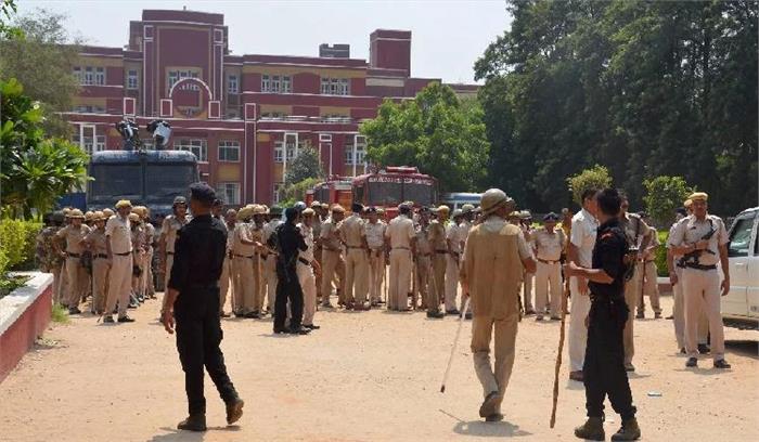 प्रद्युम्न हत्याकांड : पत्रकारों पर लाठीचार्ज को लेकर पुलिस अधिकारी निलंबित