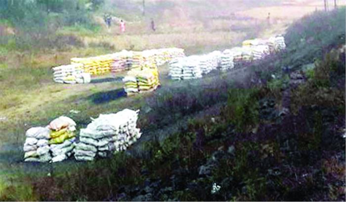 सुराकछार साइडिंग में कोयला चोरी, पड़ी है सैकड़ों बोरियां