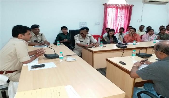 एसपी ने गरबा व दुर्गा समितियों की ली बैठक