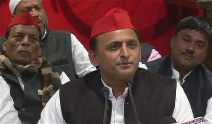 अखिलेश ने दी योगी को सैफई से बेहतर गोरखपुर महोत्सव आयोजित करवाने की चुनौती