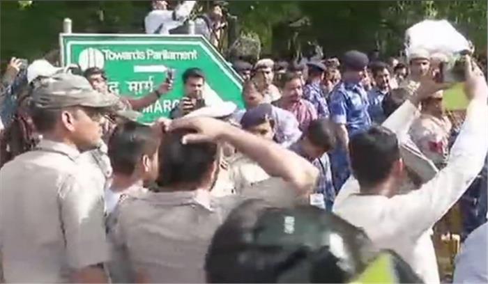 सड़कों पर उतरे एसएससी के हजारों छात्र, संसद मार्ग पर  किया प्रदर्शन