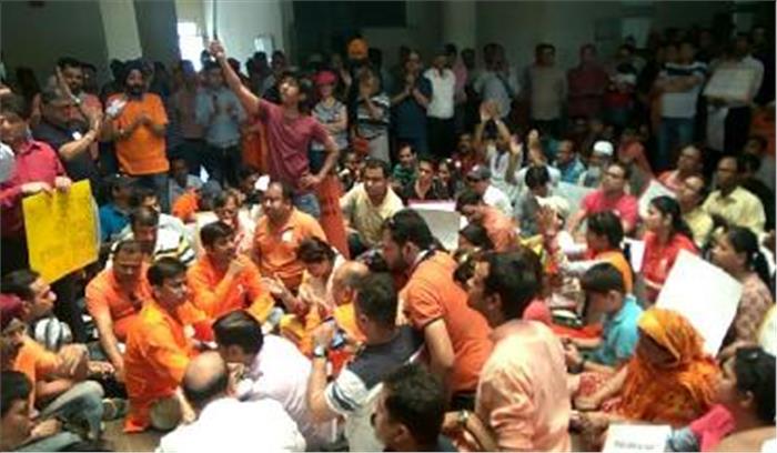 एसएसपी ऑफिस पर जेपी ग्रुप के निवेशकों ने किया प्रदर्शन