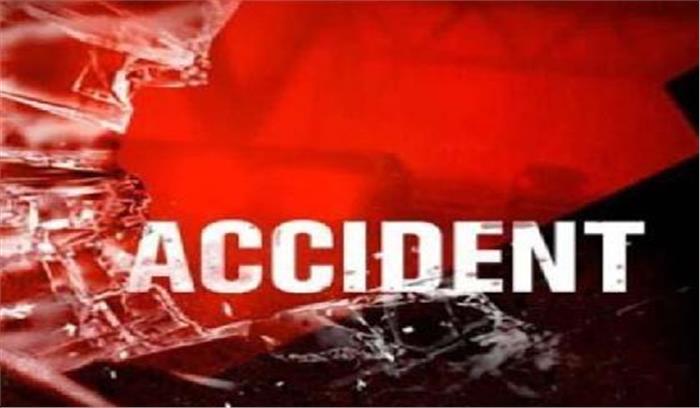 एसयूवी कार सड़क पर जुगाड़ रिक्शे से टकराई