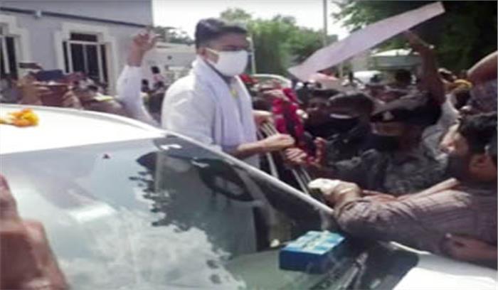 सचिन पायलट को जन्मदिन की बधाई देने उनके आवास पर उमड़े समर्थक सचिन पायलट को जन्मदिन की बधाई देने उनके आवास पर उमड़े समर्थक