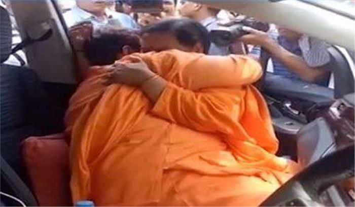 साध्वी प्रज्ञा से गले मिलीं उमा भारती, छलके आँसू