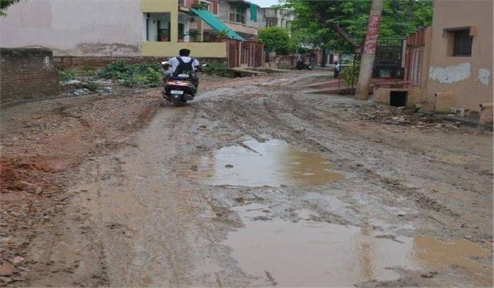 पहली बारिश में ही गलियों में कीचड़