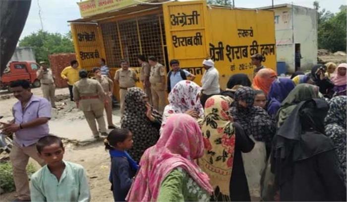 सहारनपुर में महिलाओं ने बस्ती के बीच बने शराब के ठेके को किया ध्वस्त