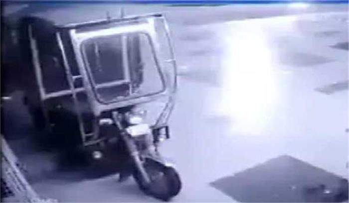 गाड़ी से बैटरी चुराने वाले चोरों का बढ़ा आतंक